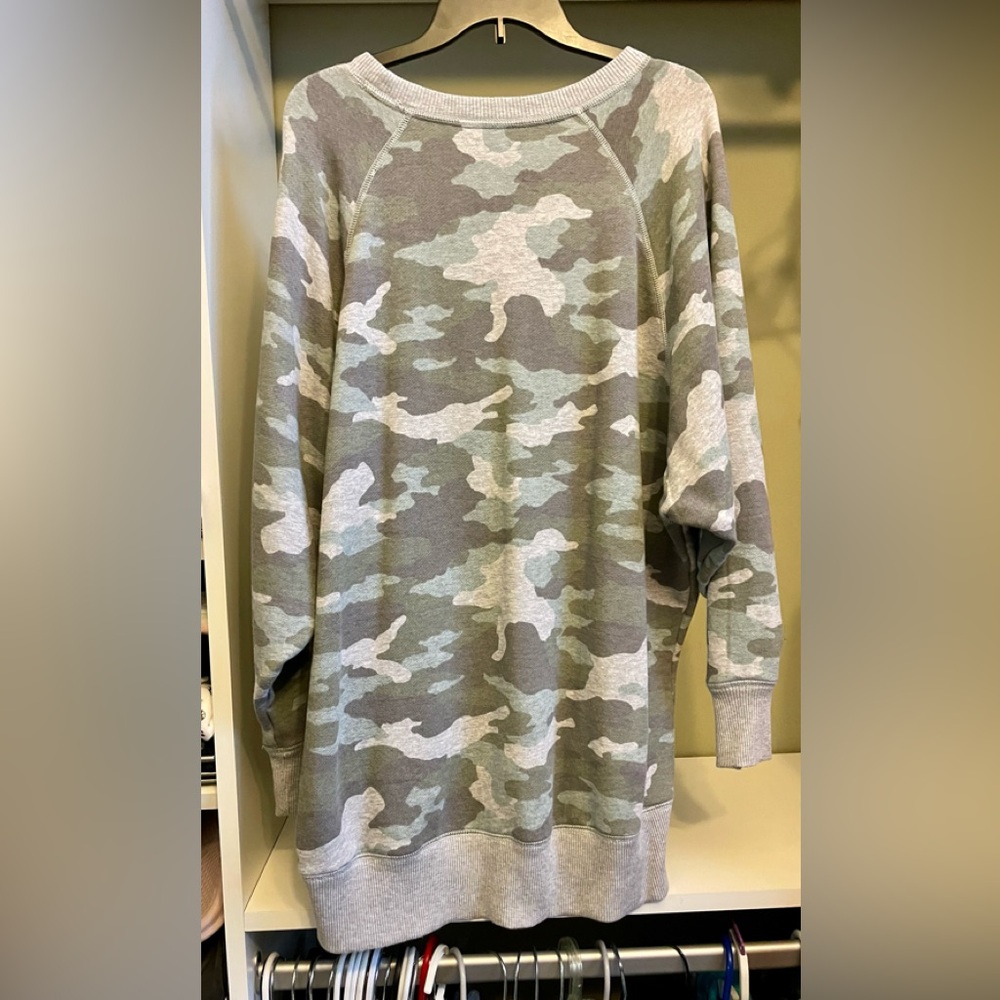 Aerie camouflage long jegging sweatshirt.